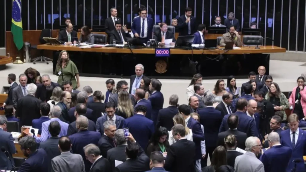 Plenário da Câmara dos Deputados com parlamentares votando em sessão decisiva sobre processo de cassação