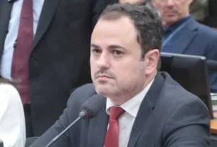 Deputado federal Glauber Braga discursando na tribuna da Câmara dos Deputados durante sessão plenária