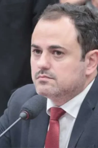 Deputado federal Glauber Braga discursando na tribuna da Câmara dos Deputados durante sessão plenária