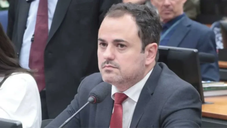 Deputado federal Glauber Braga discursando na tribuna da Câmara dos Deputados durante sessão plenária