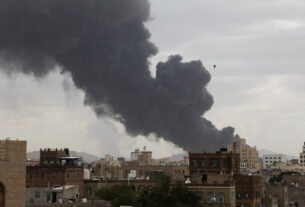 Fumaça se ergue após bombardeio israelense ao principal aeroporto do Iêmen em Sana, mostrando danos à infraestrutura e pistas de pouso