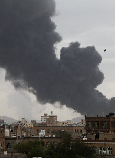 Fumaça se ergue após bombardeio israelense ao principal aeroporto do Iêmen em Sana, mostrando danos à infraestrutura e pistas de pouso