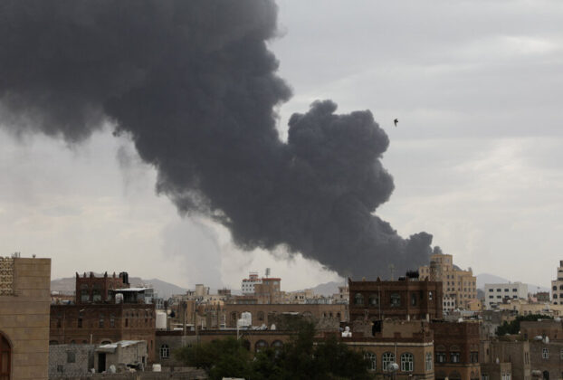 Fumaça se ergue após bombardeio israelense ao principal aeroporto do Iêmen em Sana, mostrando danos à infraestrutura e pistas de pouso