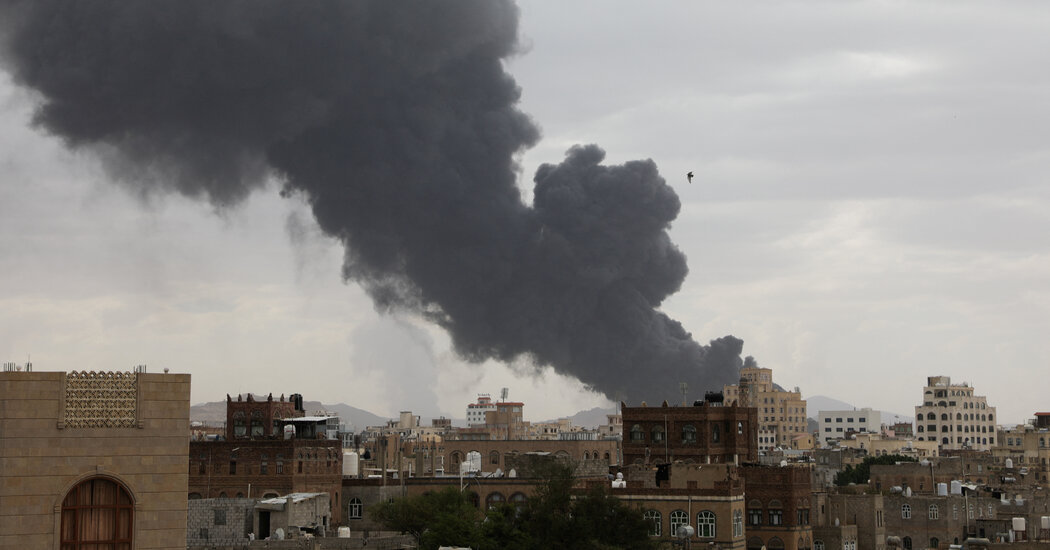 Fumaça se ergue após bombardeio israelense ao principal aeroporto do Iêmen em Sana, mostrando danos à infraestrutura e pistas de pouso