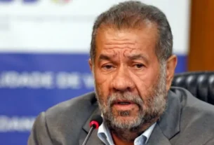 Carlos Lupi fala à imprensa durante coletiva oficial como ministro da Previdência